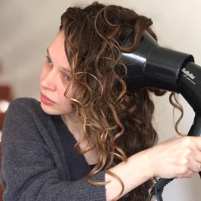 12 Curly Hair Tips - Seriously Helpful, too! - Products, Styling Routine - Love Curly Hair 3 Curly Hair, Curly Hair Tools, 1990s Hair, Layered Hair Styles, 3a Curly Hair, Curly Products, Humidity Hair, Wash Routine, Coconut Oil Hair Growth