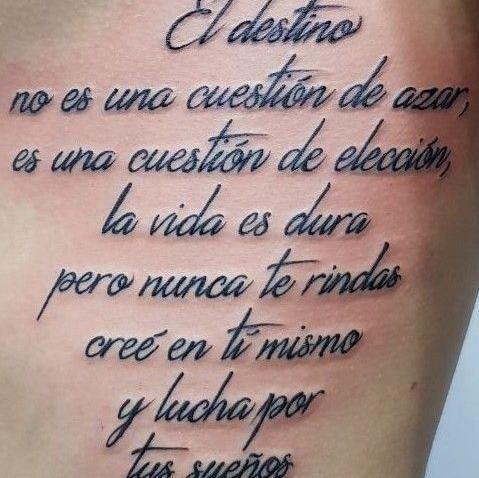 the back of a woman's stomach with words written in spanish and english on it