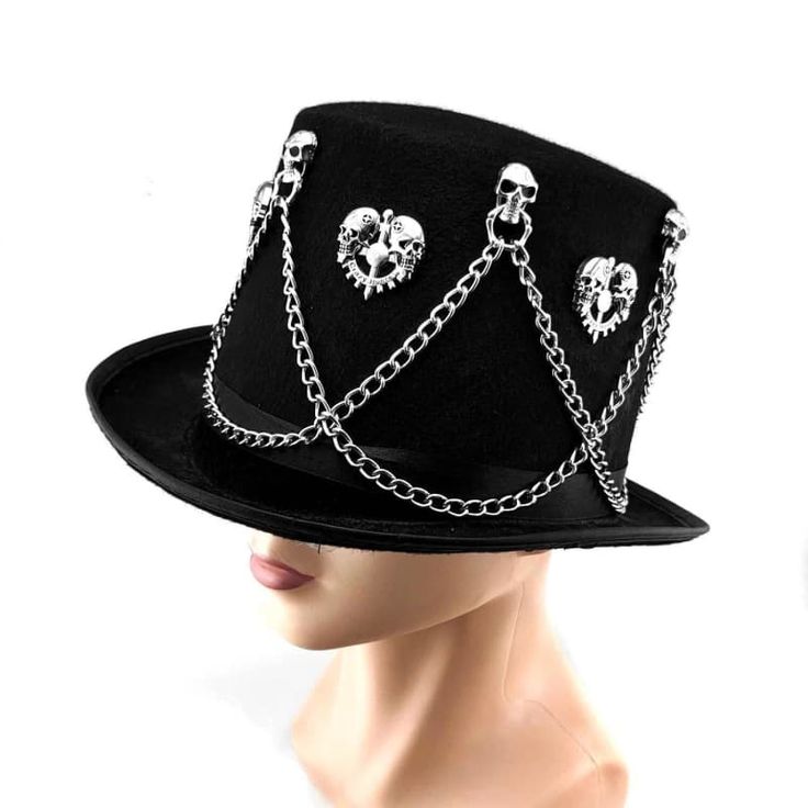 A black top hat at the crossroads of gothic and steampunk. Treat yourself to an original accessory with a unique style.Item type: Steampunk hatGender: unisexOne size fits allComposition: polyester, zinc alloy (chains)Height: 20cm / 7,8" Mens Cosplay, Moda Steampunk, Mode Steampunk, Cool Hat, Skull Top, Black Top Hat, Steampunk Hat, The Crossroads, Style Hip Hop