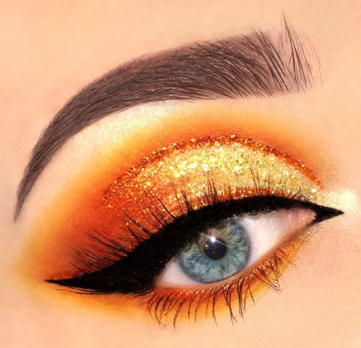 Fire Make Up Look, Orange Glitter Eyeshadow, Fire Eyeshadow, Artistic Eyeshadow, Thanksgiving Makeup Looks, Fire Makeup, Thanksgiving Makeup, Brand Makeup, Carnival Makeup