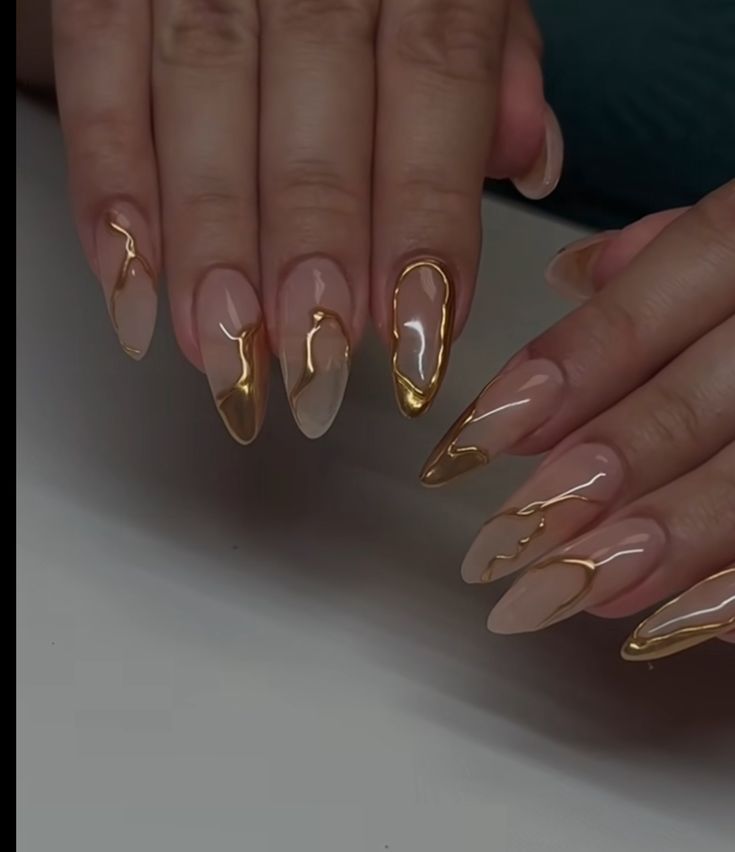 Gold Chrome Nails Almond Shape, Gold Nail Detail, Pearly Gold Nails, Dainty Gold Nails, Egyptian Inspired Nails, Elegant October Nails, Short Gold Nail Designs, Golden Nails Designs Classy, Elegant Chrome Nails