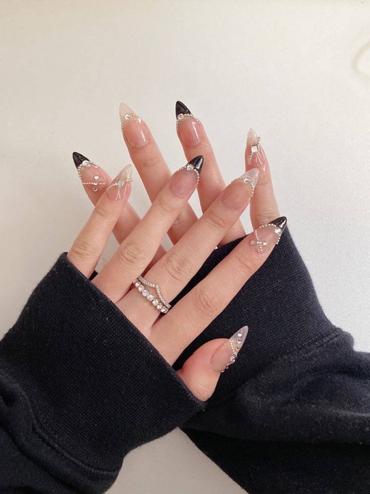 douyin / korean bling style nails Douyin Nails Charms, Asian Black Nails, Korean Nails Black And White, Black Douyin Nails Short, Black Asian Nails, Black Nails Korean Style, Korean Bling Nails, Abg Style Nails, Fall Douyin Nails