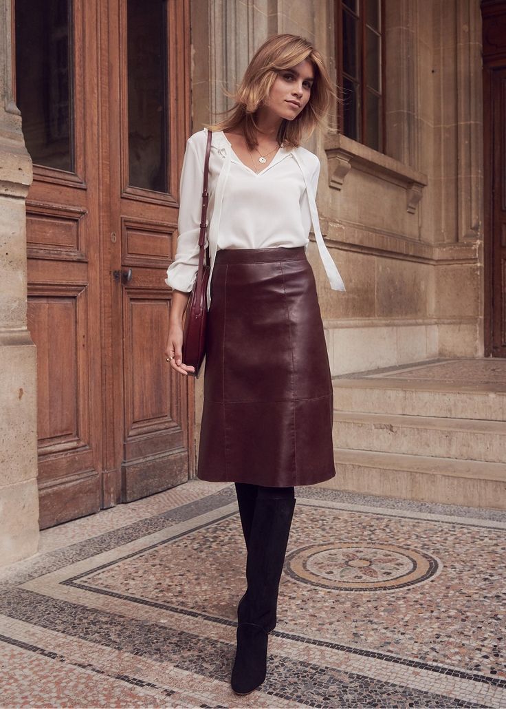 Sézane Brown Leather Skirt, Burgundy Skirt, Leather Skirts, Lips Makeup, Skirt Outfit, 가을 패션, Looks Style, Mode Inspiration, Work Fashion