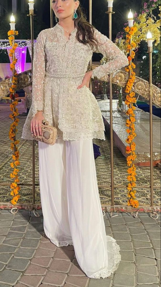 Pakistani Graduation Dresses, Desi Formal Dresses, Pakistani Guest Wedding Outfits, Off White Dress Pakistani, Shaadi Outfits Pakistani, Net Style Dresses, White Dress Outfit Pakistani, Dress For Cocktail Party Indian, Stylish Party Dresses Pakistani