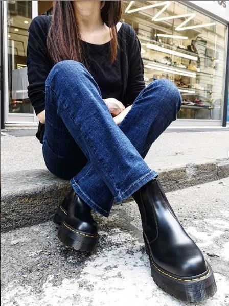 How to wear platform Chelsea boots in real life? Should you style them with dresses, jeans, pants? Find out the best outfit ideas in this article. 👞 Chelsea Platform Boots Outfit, Dr Marten Chelsea Boots Outfit, Platform Chelsea Boots Outfit, Dr Martens Chelsea Boots Outfit, Outfits With Doc Martens Chelsea Boots, Dr Martens Platform Chelsea Boots, Doc Martens 2976, Chelsea Boots With Jeans, Platforms Outfit