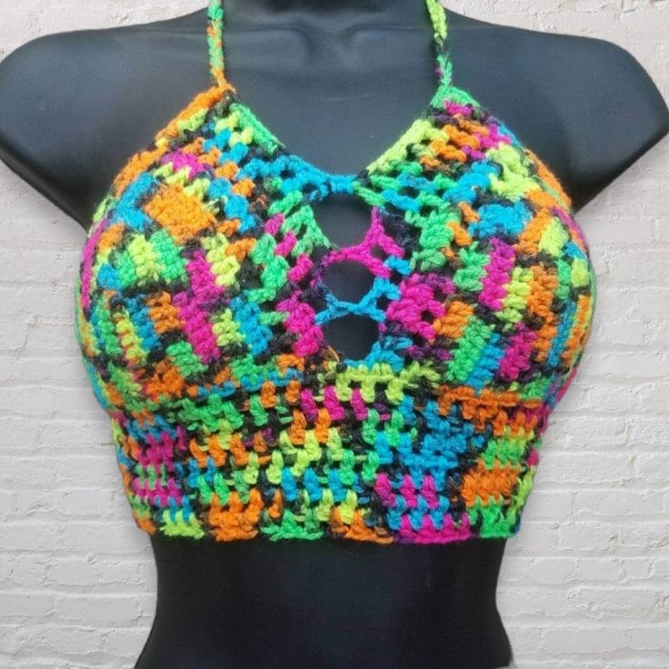 Halter top perfect for hot and sunny days and dancing away the nights at your favorite summer festival, lounging by the pool, or walking on the beach.  Corset style lace up back and ties around the neck, making it adjustable to fit different sizes.  Pictured in Neon Blacklight and is blacklight responsive!  Want padding added? Add this listing to your order and choose from either push up or regular foam padding. https://www.etsy.com/listing/399021473/add-padding-to-your-crochet-top Shrink Charms, Neon Crochet, Halter Top Crochet, Stylish Tops For Girls, Robe Diy, Crochet Beginners, Summer Top Pattern, Crop Top Crochet, Crochet Halter Top