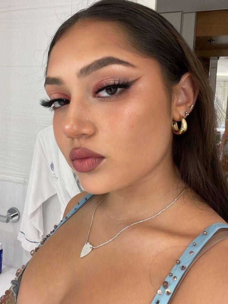 Avani Makeup, Avani's Outfits, Avani Gregg, Usa Baby, Body Glove, Iconic Photos, Celebrity Look, Effortless Chic, Selfie Poses