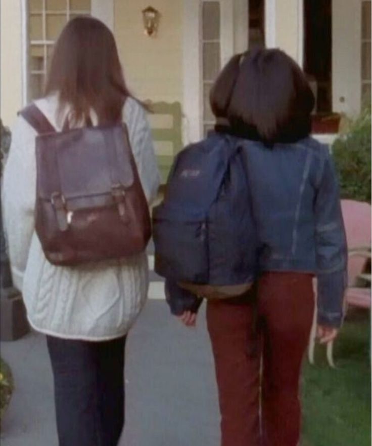 Rory Gilmore Leather Backpack, Rory Gilmore Bag, Rory Gilmore Backpack, School Skin Care, Gilmore Aesthetic, Gilmore Girls Fashion, My Saved Pins, Clothes School, Romanticising School