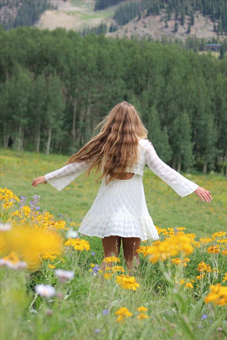 Wildflower Photoshoot Outfit, White Sheet Field Photoshoot, Pictures In Wildflowers Fields, Pictures In The Field, Places For Senior Pictures, Flower Field Picture Ideas, Photos In Flower Fields, Senior Pictures In Nature, Senior Flower Field Pictures