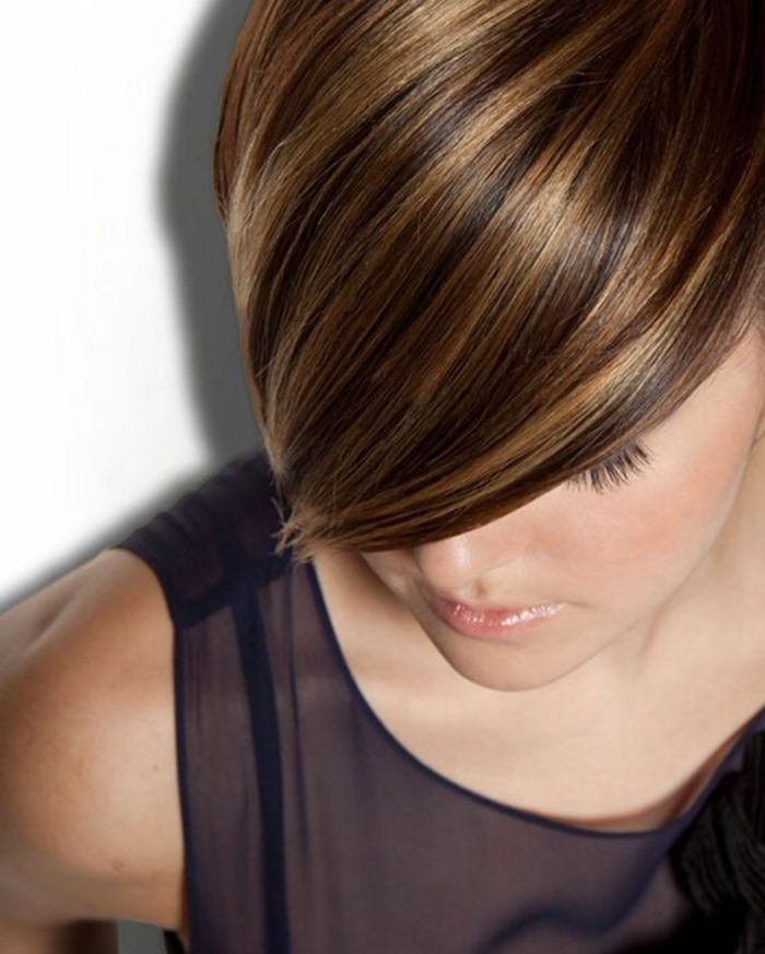 chatain meche caramel, coupe courte, coiffure asymétrique cheveux courts Tiger Eye Hair Color, Chestnut Brown Hair, Brown Hair With Caramel Highlights, Short Hair Highlights, Hair Color Caramel, Short Brown Hair, Caramel Hair, Caramel Highlights, Haircut And Color