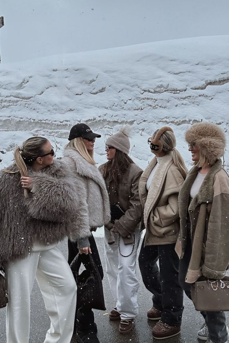 Aspen Girls Trip, Aspen Winter Fashion, Austria Skiing Aesthetic, Aspen Ski Outfits, Aspen Winter Outfits, Birthday Ski Trip, Iceland Outfit Winter, Nieve Aesthetic, Snowy Winter Outfits