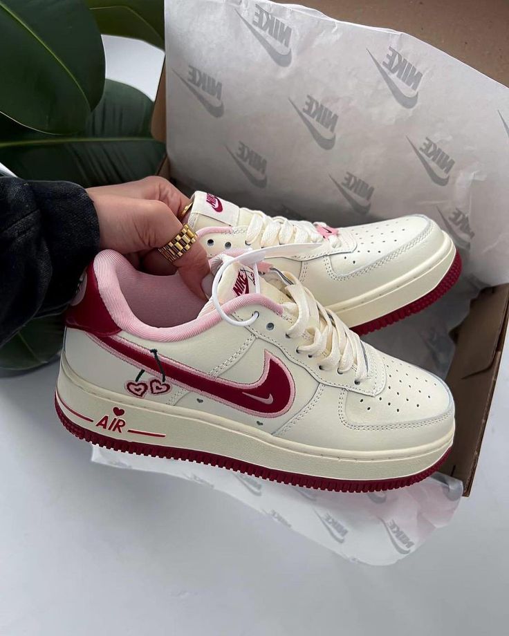 Nike Aesthetic Shoes, Nike For Girls, Air Force Nike, Pretty Sneakers, Trendy Shoes Sneakers, Preppy Shoes, Pretty Shoes Sneakers, Shoes Outfit Fashion, Tenis Nike