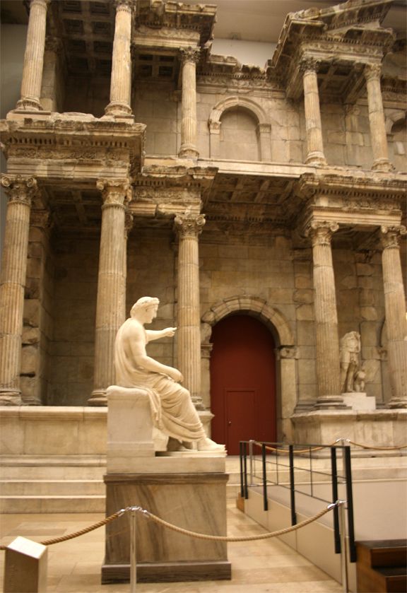 a statue in front of a building with columns