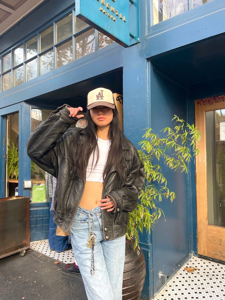 Leather jacket, trucker hat, outfit inspo Leather Jacket Baseball Cap Outfit, Leather Jacket Hat Outfit, Trucker Outfits Women, Trucker Hat Womens Outfit, Trucker Hat Winter Outfit, Trucker Hat Fall Outfit, Train Hat Outfit, Trucker Hat Outfit Winter, Trucker Hat Outfit Fall