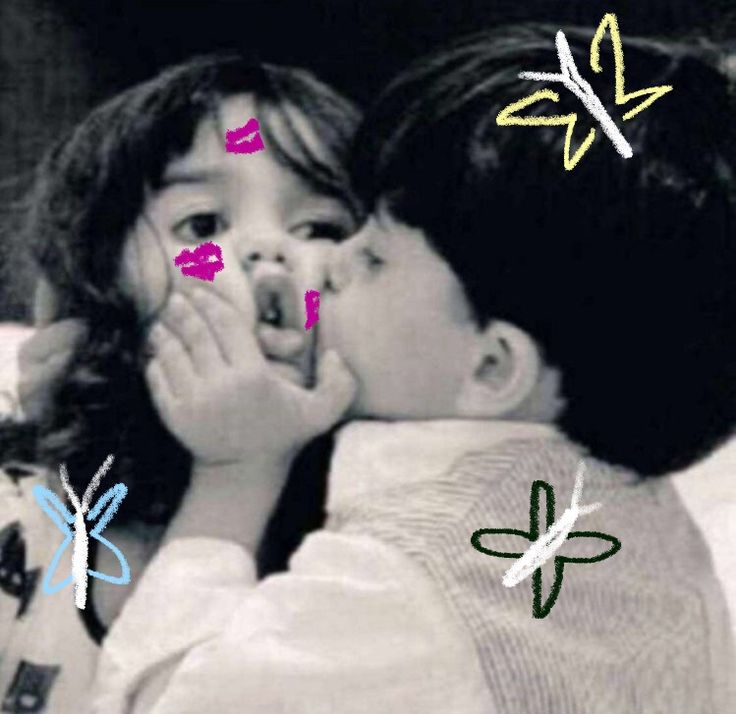 two young children are kissing each other