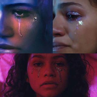 Maddy looked through Nate’s phone and it was weird, Euphoria, Episode 4. I wanted Maddy’s liner to be reminiscent of a shiny 🔪 when the… Zendaya Euphoria, Show Makeup, Smink Inspiration, Halloween Inspo, Easy Halloween Costumes, Glitter Makeup, Editorial Makeup, Grunge Hair, Creative Makeup