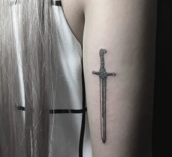 Game Of Thrones Tattoo, Game Of Thrones Gifts, Sketch Style Tattoos, Finger Tattoo For Women, Getting A Tattoo, Latest Tattoos, Gaming Tattoo, Jewelry Tattoo, Tattoo Parlors