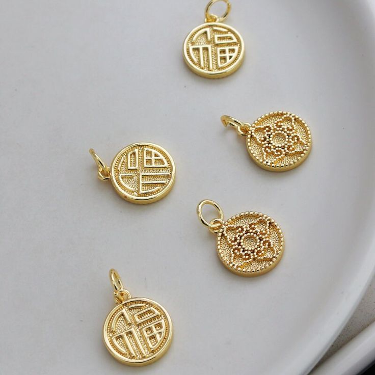 Material: Brass Description High quality 14K gold plated brass, color not easily tarnish Size: 13mm, thick 2.1 mm Quantity: 5 pcs. Color: 14K gold Material: 14K gold plated brass ❤ More pendants items here: ❤ https://www.etsy.com/hk-en/shop/basicDIYcraftstore?ref=simple-shop-header-name&listing_id=806990990&section_id=29121362 ❤ More other items here: ❤ https://www.etsy.com/shop/basicDIYcraftstore?ref=simple-shop-header-name&listing_id=823835581 Gold Plated Round Charm Necklaces, Gold Round Gold-plated Charm Necklaces, Yellow Gold Plated Round Pendant Charm Necklace, Yellow Gold Plated Round Charm Necklaces, Plated Yellow Gold Round Charm Necklaces, Symbolic Gold Round Pendant Charms, Gold Plated Nickel Free Charm Necklaces, Gold Round Charm Necklace, Tarnish Resistant, Gold Plated Nickel-free Charm Necklaces