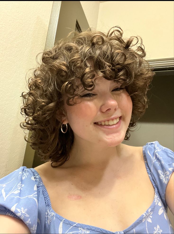 Curly Shag Haircut 3b, Short Curly Haircuts Round Face Women, Spiral Perm Short Hair, Fine Curly Hair Cuts, Fluffy Curly Hair, Curly Shag Haircut, Short Hair Cuts For Round Faces, Curly Hair Photos, Colored Curly Hair