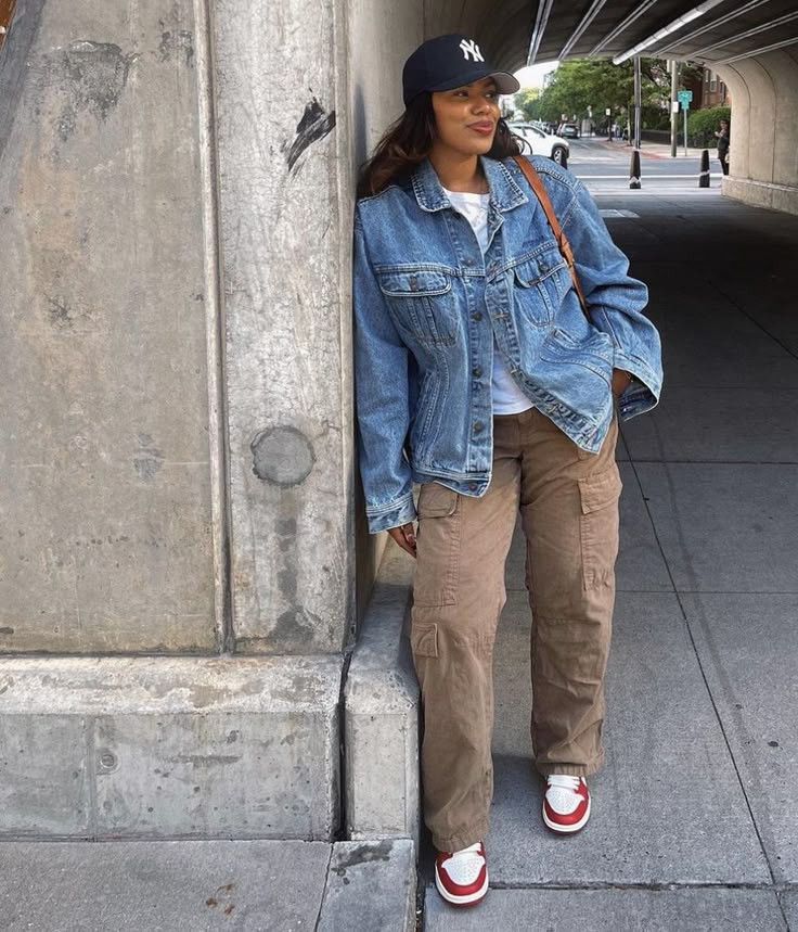 Nyc Spring Outfits, Cargo Pants Fashion, Yankee Hat, Clothes Capsule, Nyc Spring, Cool Street Style, Fall Attire, Casual Cargo Pants, Cargo Pants Outfit