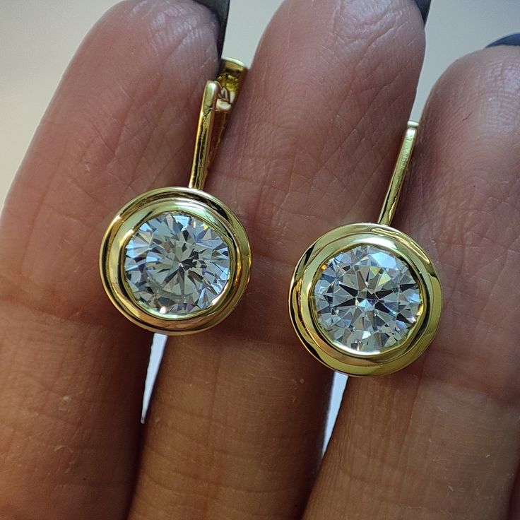 2 Ct Lever Back Earrings Round Cut Moissanite Earring 14K Yellow Gold Bezel Set Earring Dainty Earring, Solitaire Earrings, Gift For Wife ✪ 𝐇𝐚𝐧𝐝𝐦𝐚𝐝𝐞, 𝐡𝐢𝐠𝐡-𝐪𝐮𝐚𝐥𝐢𝐭𝐲 𝐢𝐭𝐞𝐦 ✔ ✪ ITEMS SPECIFICATION ★ Brand Name                     : Veniciajewel ★ Center Stone Use            : Moissanite  ★ Main Stone Shape           : Round Cut ★ Main Stone Color            : White (G) ★ Stone Clarity                    : VVS1 ★ Total Carat Wight            : 2 Ct (App.) ★ Stone Size Lever Back Earrings, Engagement Gifts For Him, Bezel Set Earrings, Solitaire Earrings, Earring Box, 1st Anniversary Gifts, Earrings Round, Moissanite Earrings, Free Earrings