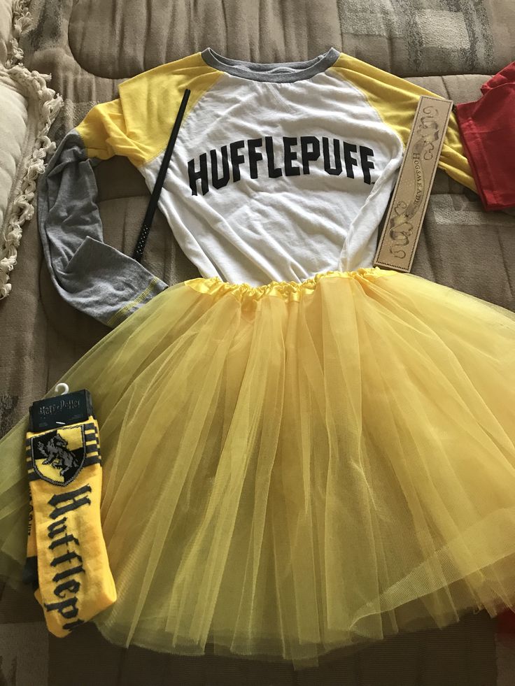 Makeshift Hufflepuff costume for Halloween 🎃 Hufflepuff Costume, Bff Halloween Costumes, Harry Potter Wizard, Ravenclaw, Tulle Skirt, Halloween Costumes, Halloween