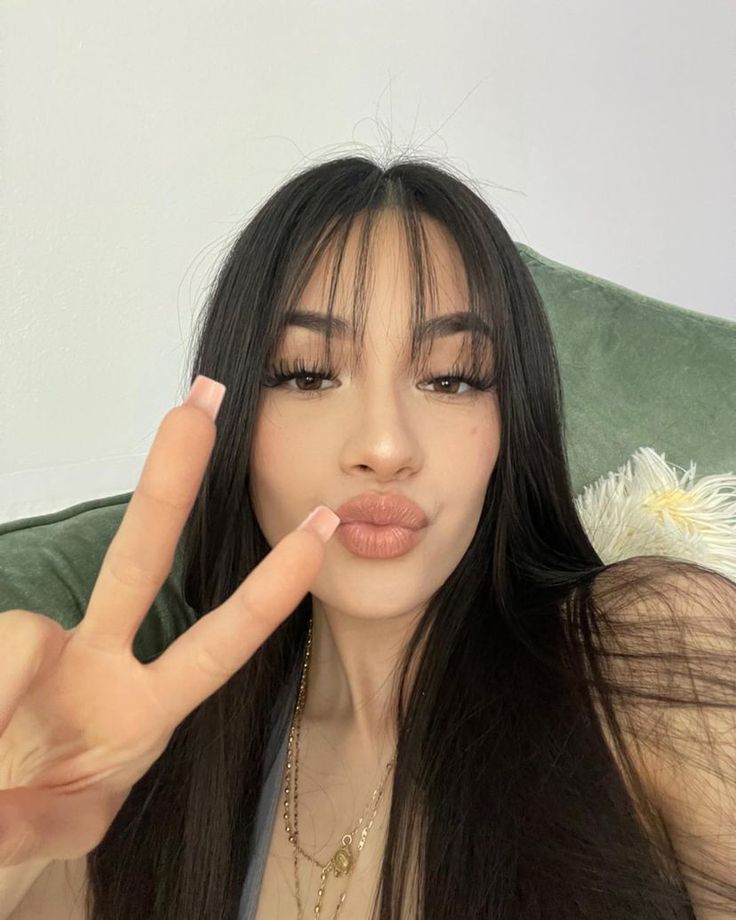 Alisha Marie Bangs, Latina Hair, Cute Bangs, Bangs For Round Face, Hair Inspiration Long, Bangs With Medium Hair, Hairstyles For Layered Hair, Wispy Bangs, Haircuts Straight Hair