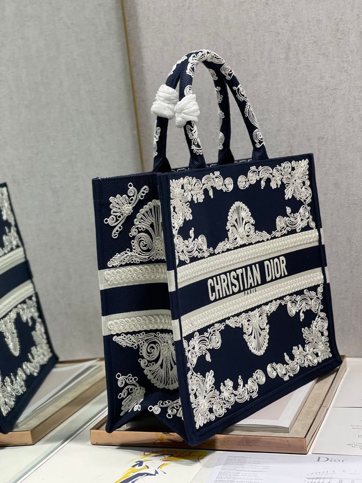 Description CHRSTN DR Medium DYOR Book Tote Blue and White Cornely Embroidery, Blue, For Women Women’s Handbags, Shoulder Bags, 42cm CD M1286ZTZB_M928 Rep 1:1 Size: 42 x 35 x 18.5 cm (Length x Width x Height) Introduced by Maria Grazia Chiuri, Creative Director of CHRSTN DR, the DYOR Book Tote has become a staple of the DYOR aesthetic. Designed to hold all the daily essentials, the style is fully embroidered with a blue Toile de Jouy Reverse motif, a variation of the House’s hallmark pattern wit Dior Aesthetic, Embroidery Blue, Dior Book, Chanel Shirt, Blue Toile, Dior Book Tote, Maria Grazia Chiuri, Maria Grazia, Luxury Products