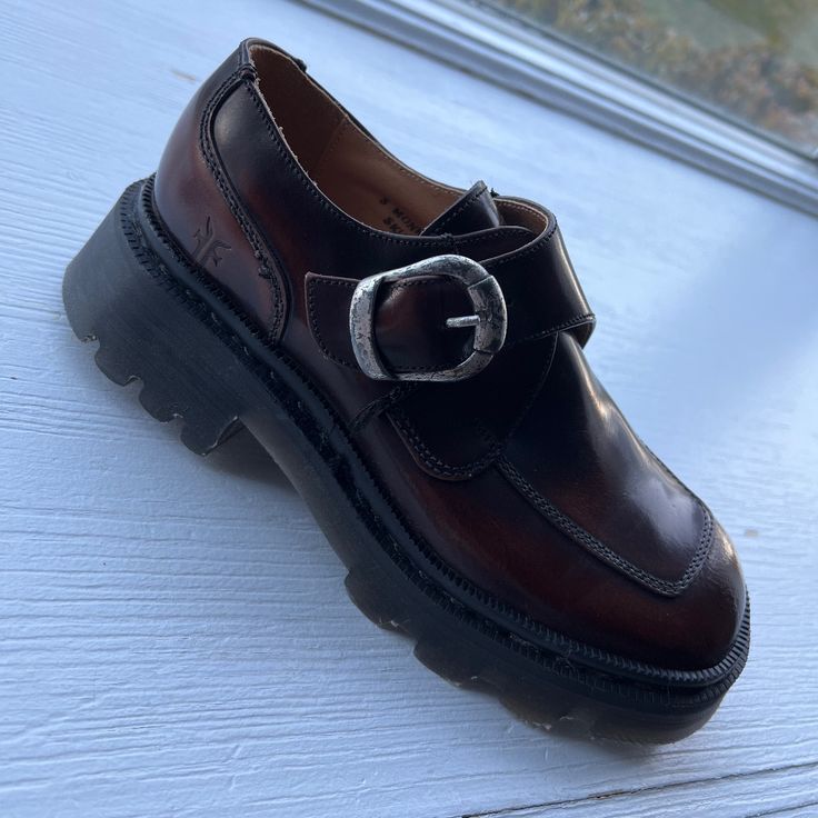 Brand New With Tags Never Worn With Box!! Distressed Brown Leather Loafers! Outfits To Wear To A Concert, Brown Loafers Outfit Women, Neo Y2k, Beabadoobee Concert, Loafers Outfit Women, Brown Doc Martens, Thrift Manifestation, Casual Platform Shoes, Thrift Ideas