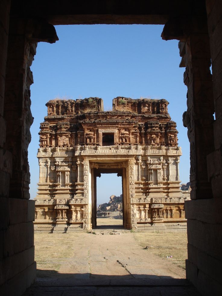 an arch in the middle of a stone structure