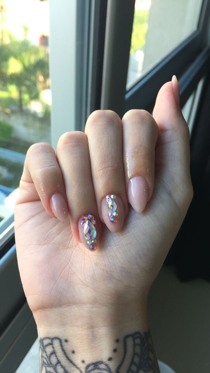 Short Almond Acrylic Nails With Rhinestones, Short Almond Nails With Rhinestones, Short Crystal Nails, Almond Nails Diamonds, Crystal Nails Designs, Cute Nails With Gems, Bling Almond Nails, Nails Cristales, Almond Nails With Rhinestones