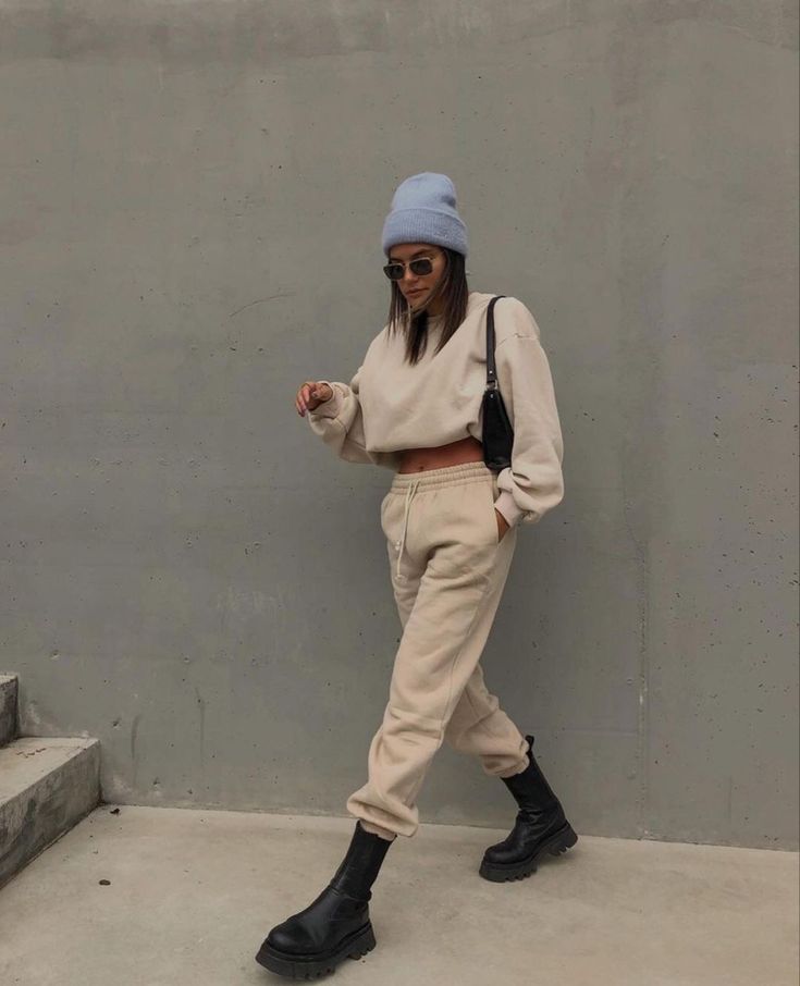 Street style outfit trendy inspo cute Tracksuit And Boots Outfit, Sportive Outfit Winter, Sweatpants With Boots Outfits, Sweatpants Boots Outfits, Tuta Outfit Style, Sweatpants Outfit With Boots, Crop Top Winter Outfits, Sweatpants And Boots Outfits, Winter Sports Outfits For Women