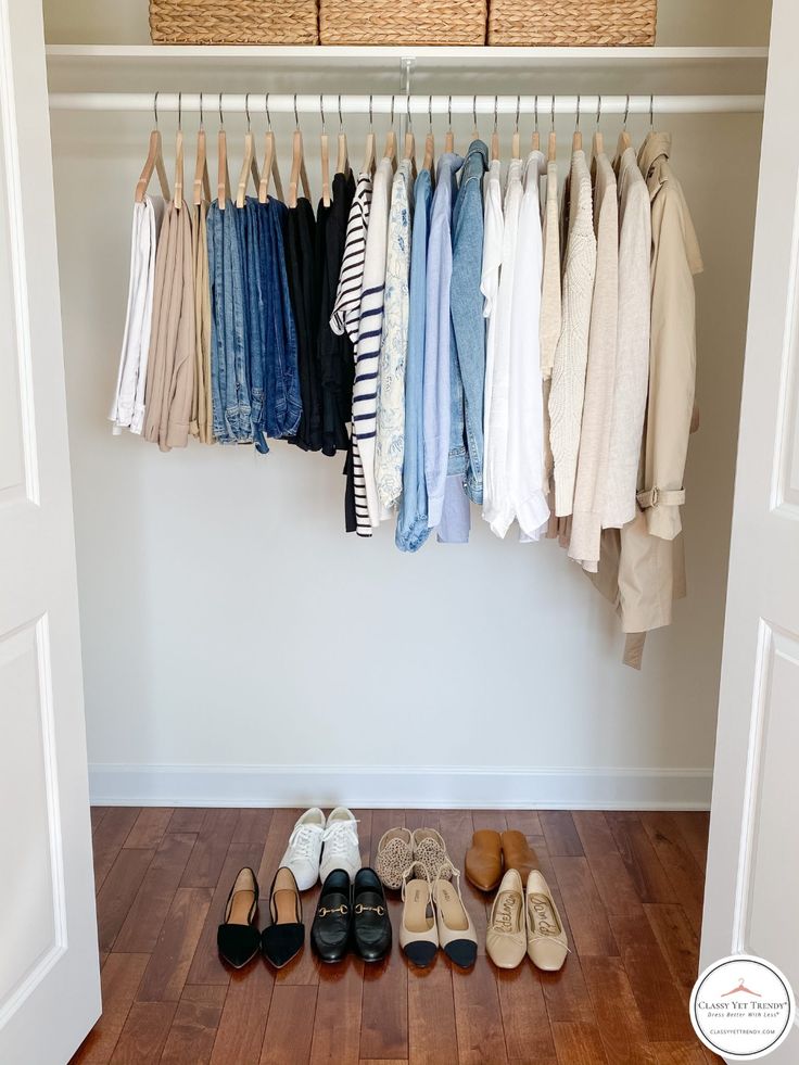 Closet Minimalista, French Capsule Wardrobe, Minimalist Wardrobe Capsule, Neutral Capsule Wardrobe, Chique Outfit, Classy Yet Trendy, Simple Closet, Minimal Wardrobe, Minimalist Closet