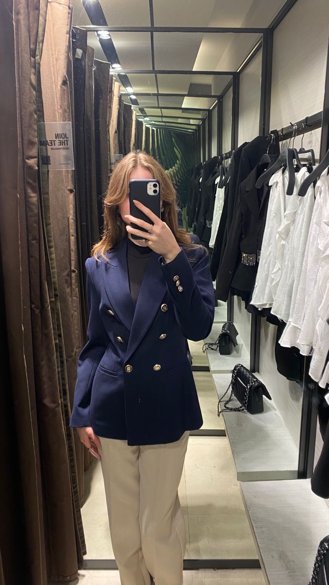 Navy Blue Old Money Outfit, Elegant University Outfits, Navy Blue Blazer Outfit Women, Navy Blazer Outfit Women, Navy Blue Blazer Outfit, Navy Blazer Women, Semi Formal Mujer, Blue Blazer Outfit, Ropa Semi Formal