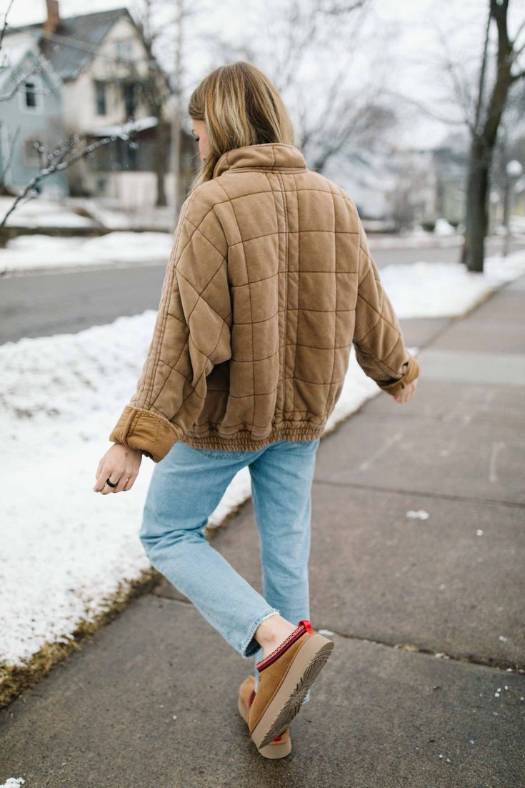 FIVE SPRING JACKETS I WEAR ON REPEAT | A light fleece. A cute Dolman jacket. An oversized hoodie. An anorak parka...Vuori, Gap, Free People...These are the 5 spring jackets I wear on repeat. | #TheMomEditStyle #SpringJackets #WomensJackets #WomensSpringJackets2022 #LightJacketWomen #Hoodie #FleecePullover #AnorakParka #OversizedHoodie #FreePeople #Gap #VuoriClothing #ZipUpJacket #CinchJacket #DolmanJacket Dolman Free People Jacket, Free People Coats & Jackets, Free People Fall Outfits 2023, Fall Outfit With Jacket, Dolman Quilted Knit Jacket Outfit, 2023 Fall Jackets, Free People Fleece Jacket, Autumn Jacket Women 2023, Light Fall Jackets For Women