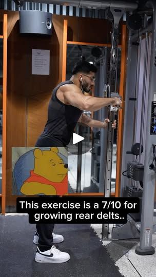 a man is doing squats on a bar in front of a gym machine with the caption, this exercise is a 7 / 10 for growing bear diets