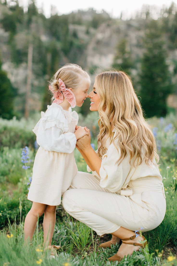 Breanne Weston Photography, Cute Mom And Daughter Pictures, Spring Family Photoshoot Outfits, Mom And Daughter Poses, Motherhood Shoot, Mommy And Me Poses, Mom And Me Photos, Motherhood Photoshoot, Mom Daughter Photography