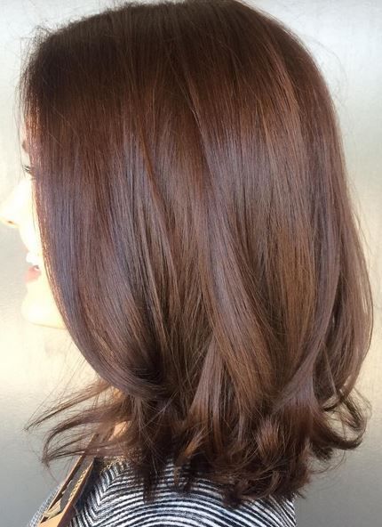 Attention all brunettes – take this picture to your colorist now! A rich, dimensional and shiny brunette shade by master colorist Amanda George. Chocolate Brown Hair Color, Hair Color Chocolate, Red Highlights, Long Brown Hair, Trendy Hair Color, Auburn Hair, Hair Color And Cut, Hair Colours, Dark Brown Hair