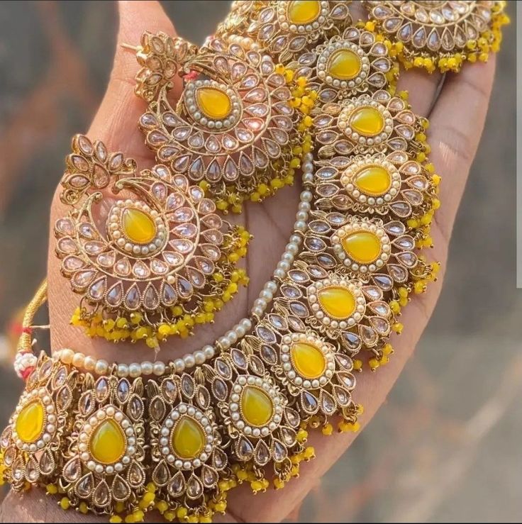 Yellow Jwellary Set, Yellow Earrings Indian, Heavy Jewellery, Desi Jewelry, Wedding Jewelry Sets Bridal Jewellery, Indian Wedding Jewelry Sets, Indian Accessories, Lehenga Designs Simple, Anklet Designs