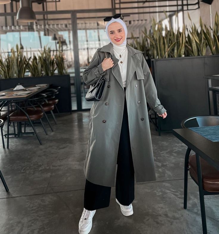 Outfit Hijab Hoodie, Coated Jeans Outfit, Female Clothes Outfits, Dress Pants Outfits, Hijab Fashion Summer, Long Shirt Women, Modern Hijab Fashion, Muslim Outfits Casual, Stylish Winter Outfits