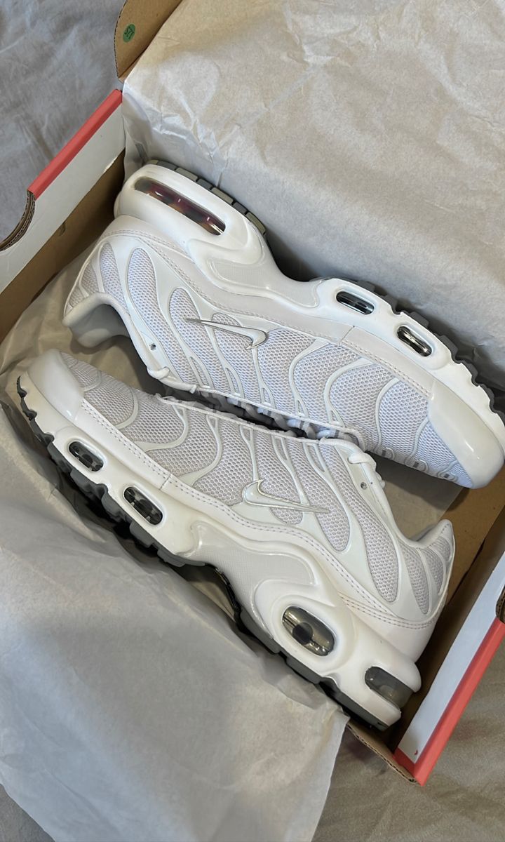 Nike Tn Shoes, Tn White, Nike Fashion Sneakers, Nike Air Max White, White Nike Shoes, Pretty Shoes Sneakers, Nike Tn, All Nike Shoes, Shoes Outfit Fashion