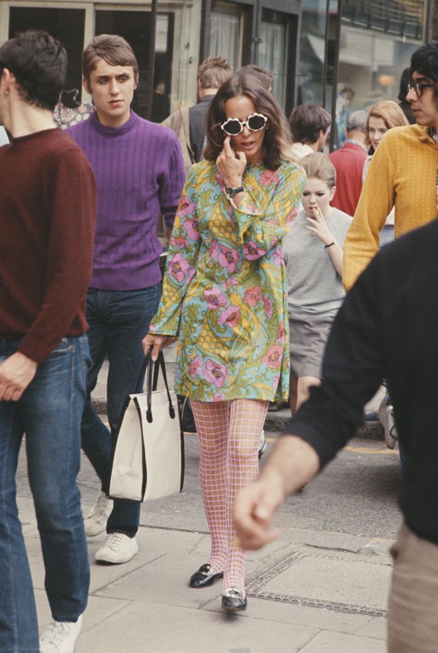 Fashion girl on King's Road in Chelsea, London 1960s 60s Fashion Trends, 60’s Fashion, Swinging London, 60s 70s Fashion, Walking Down The Street, Mode Hippie, 60s And 70s Fashion, 70s Inspired Fashion, Fashion 1960s