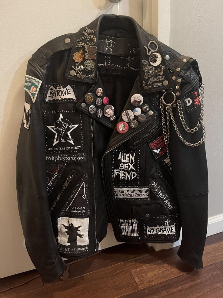 Post punk leather jacket with buttons, pins and badges Painted Battle Jacket, Battle Jacket Inspiration, Metal Patches Jacket, Goth Patch Jacket, Punk Jacket Ideas, Goth Battle Jacket, Battle Jacket Metal, Leather Battle Jacket, Patch Jacket Ideas