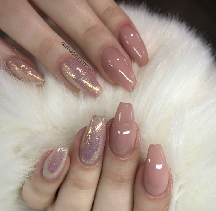 Dusty Rose And Gold Nails, Dusty Pink Nails Rose Gold, Dusty Rose Nails Design, Dusty Pink Nails, Rose Nail Design, Fly Nails, Beige Nails, Brown Hair With Blonde Highlights, Rose Gold Nails