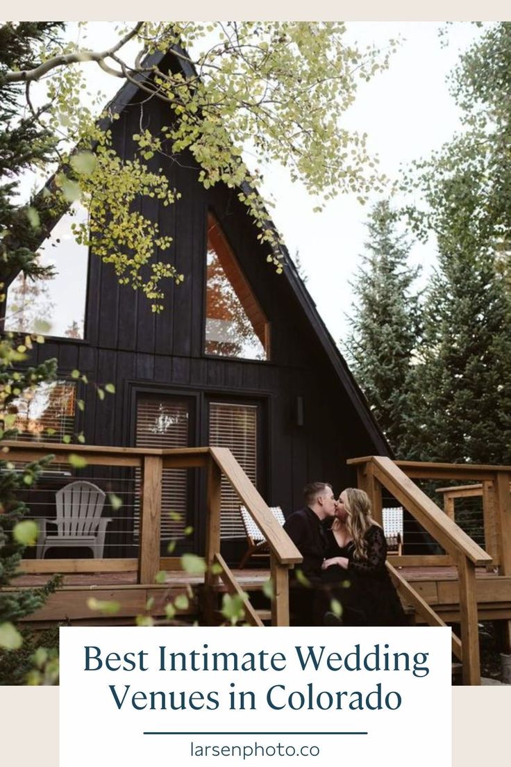 a couple kissing in front of a cabin with the words best intimate wedding venues in colorado