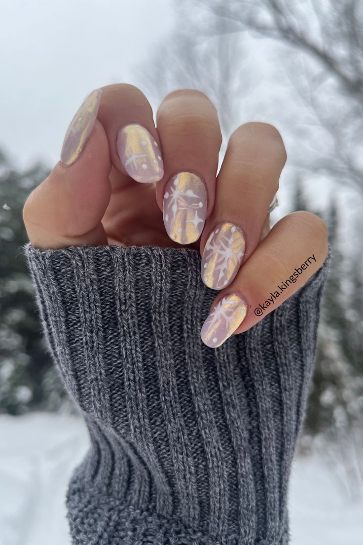 This picture shows glazed donut nails with a winter vibe thanks to the snowflake nail art. Dip Powder With Chrome, Snowflake Nail, Chic Nail Designs, 3d Nail Designs, Velvet Nails, Snowflake Nail Art, Space Nails, Winter Manicure, Glazed Donut