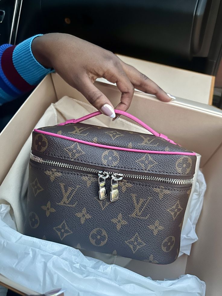 Louis Vuitton Makeup Bag, Louis Vuitton Makeup, Paris House, Feminine Hygiene Products, Wallpaper Girly, Handbag Essentials, House Of Beauty, Hygiene Products, Girly Bags