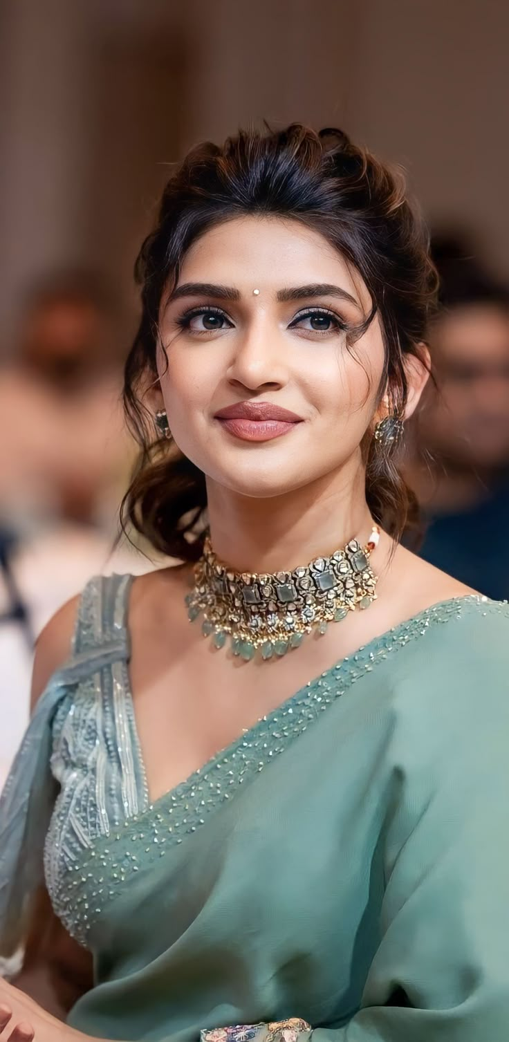 Sree Leela, Ritika Singh, Actress Hairstyles, Actress Without Makeup, Indian Bridal Makeup, Actress Pics, Bollywood Girls, Beautiful Smile Women, Choker