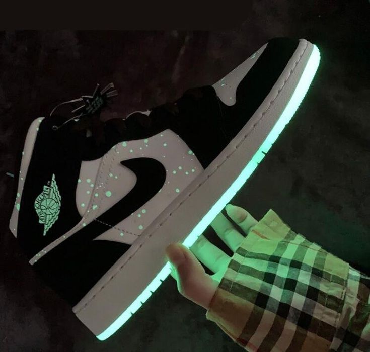 The Nike Air Jordan 1 Mid SE GS takes the hoops icon to the street in a laid-back profile with modern revisions. Introduced in July 2019 . this kid’s exclusive pulls off the classic Panda scheme in black nubuck and white leather with Wings branding to the ankle and side Swooshes. The Jumpman emblem is [...] Casual Shoes Women Sneakers, Nike Shoes Women Fashion, Pretty Sneakers, Nike Fashion Shoes, Preppy Shoes, Pretty Shoes Sneakers, Air Jordan 1 Mid Se, Jordan Shoes Retro, All Nike Shoes