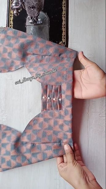 Deep Neck Design For Blouse, Blouse Short Hands Design, Pattern Neck Designs For Blouse, Blouse Neck Simple Designs, Simple Hand Blouse Designs, Simple Blouse Designs For Saree Back, Blaous Design Hand, Blouse Simple Neck Design, New Blouse Designs Back Neck